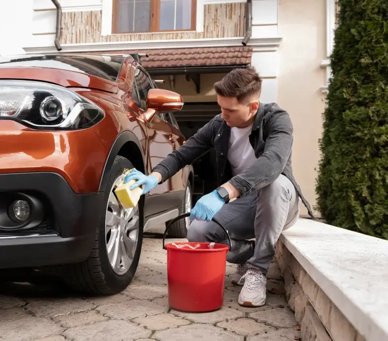 Lavage auto à domicile Oueilloux : professionnel intervenant sur un véhicule